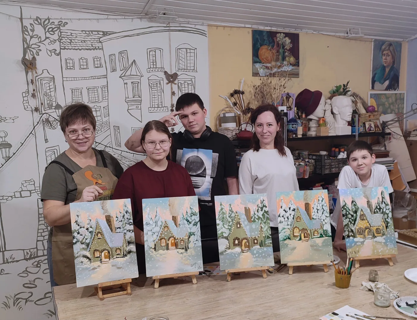 Участники мастерской с зимними живописными работами